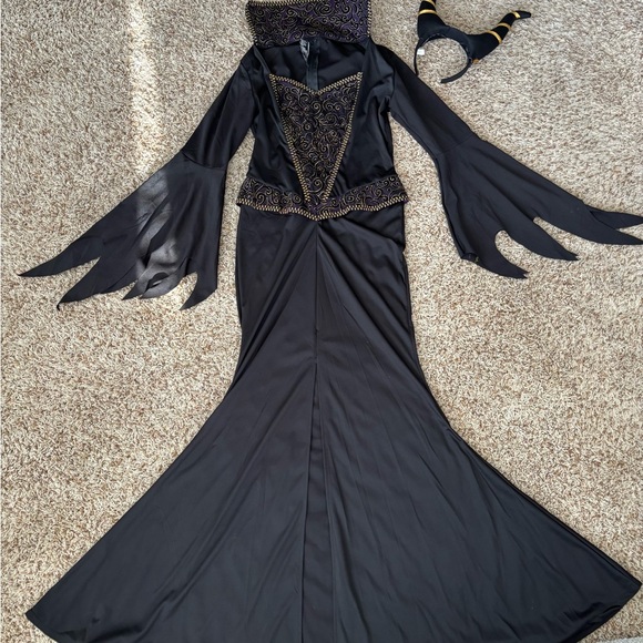 Maleficent Woman’s Medium Costume- Black & Gold with headpiece - Picture 1 of 8